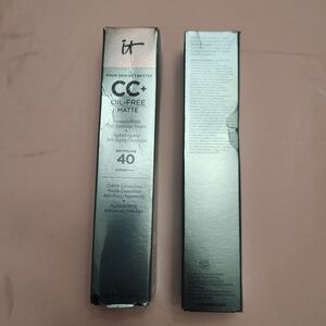 IT Cosmetics CC+ Oil-Free Matte Cream - Silver Packaging